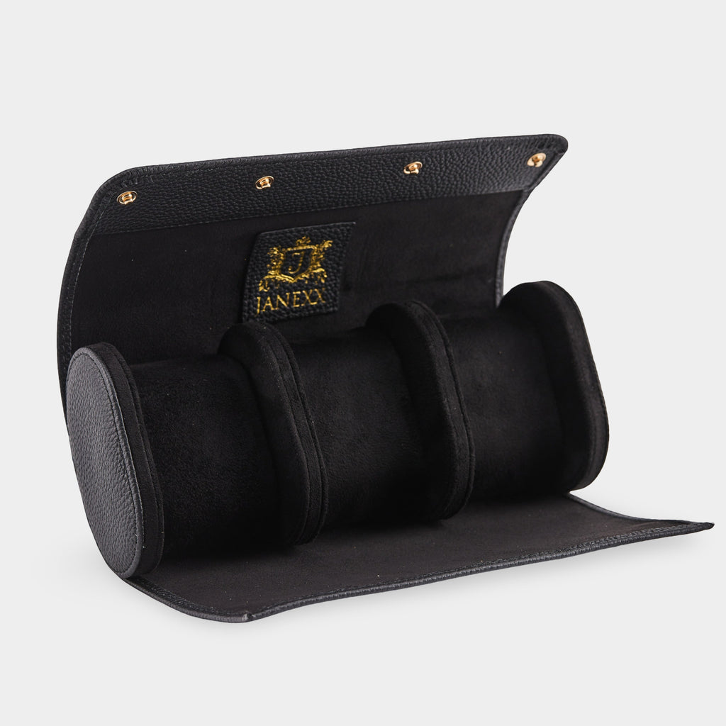 Janexx Leder Uhrenetui für 3 Uhren – Phantomschwarz
Janexx Uhrenrolle aus Leder – Premium Qualität
Innenpolster Uhrenetui – sicherer Schutz für Armbanduhren