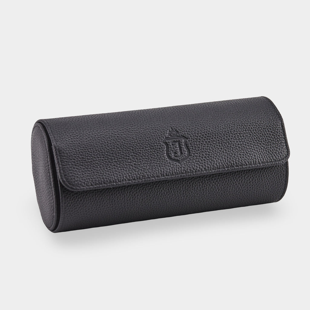 Janexx Leder Uhrenetui für 3 Uhren – Phantomschwarz
Janexx Uhrenrolle aus Leder – Premium Qualität
Innenpolster Uhrenetui – sicherer Schutz für Armbanduhren