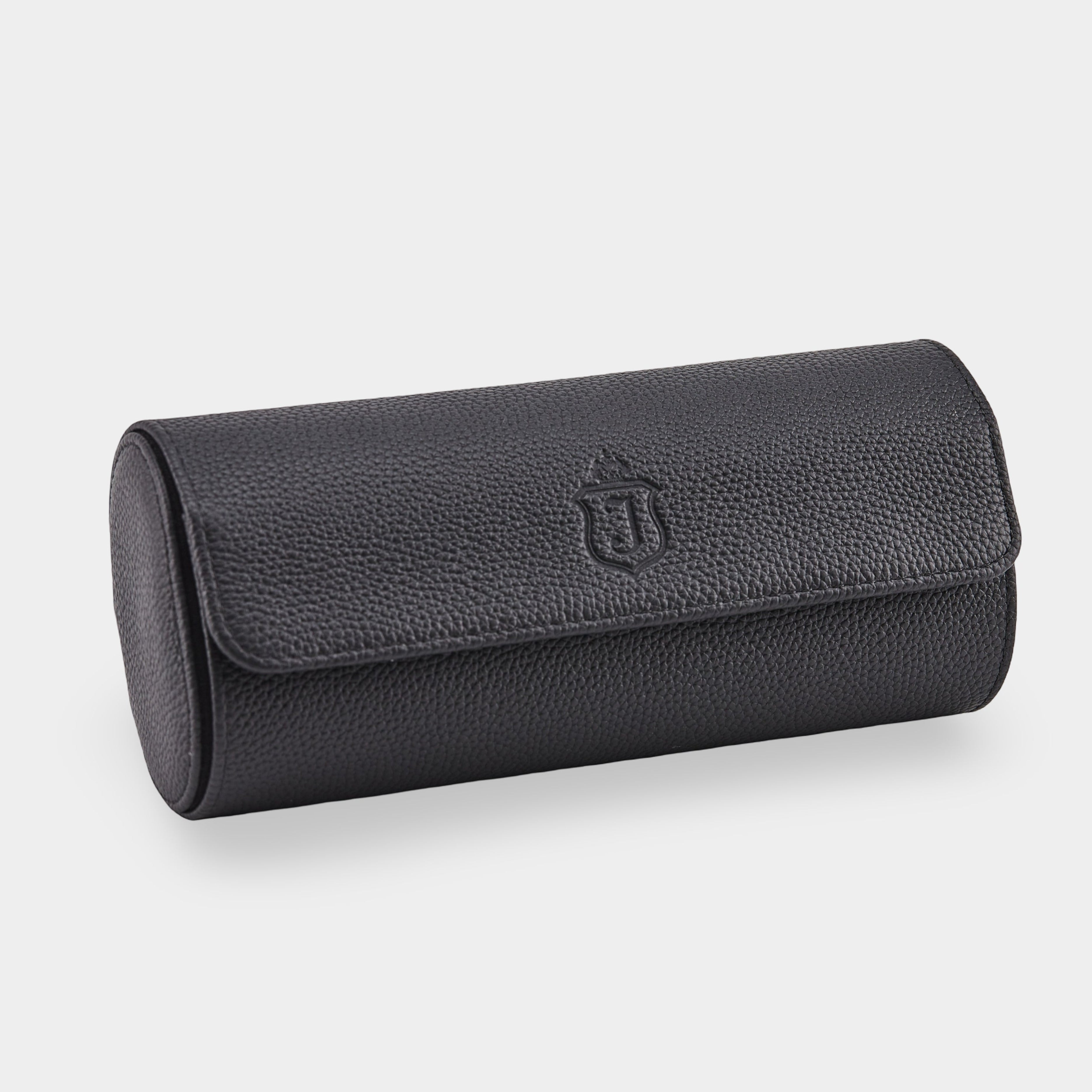 Janexx Leder Uhrenetui für 3 Uhren – Phantomschwarz
Janexx Uhrenrolle aus Leder – Premium Qualität
Innenpolster Uhrenetui – sicherer Schutz für Armbanduhren